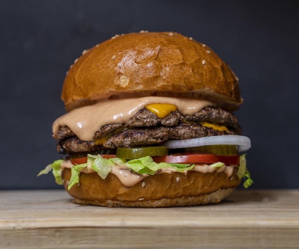 Hambúrguer duplo smash com queijo, molho e picles da Smash & Slice em Lisboa